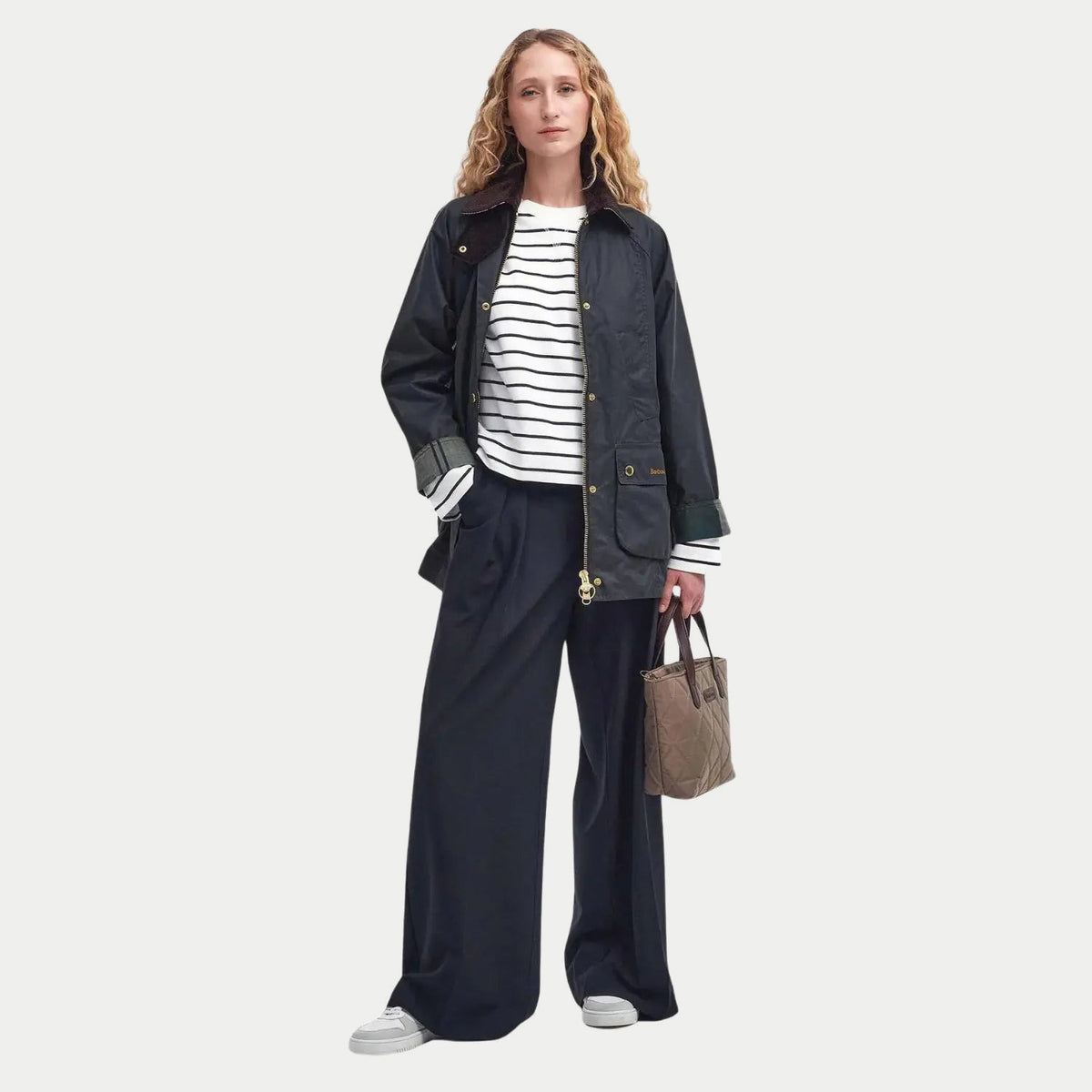 Veste cirée Barbour Modern Beadnell Sage portée sur un pantalon large marine, silhouette entière