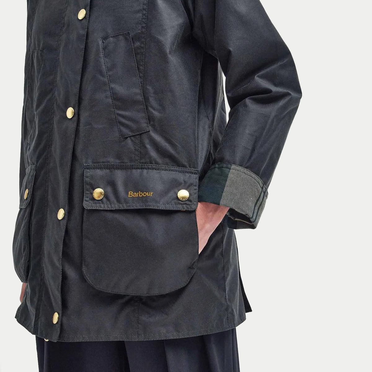 Détail de la poche basse à rabat et du poignet de la Veste cirée Barbour Modern Beadnell Sage
