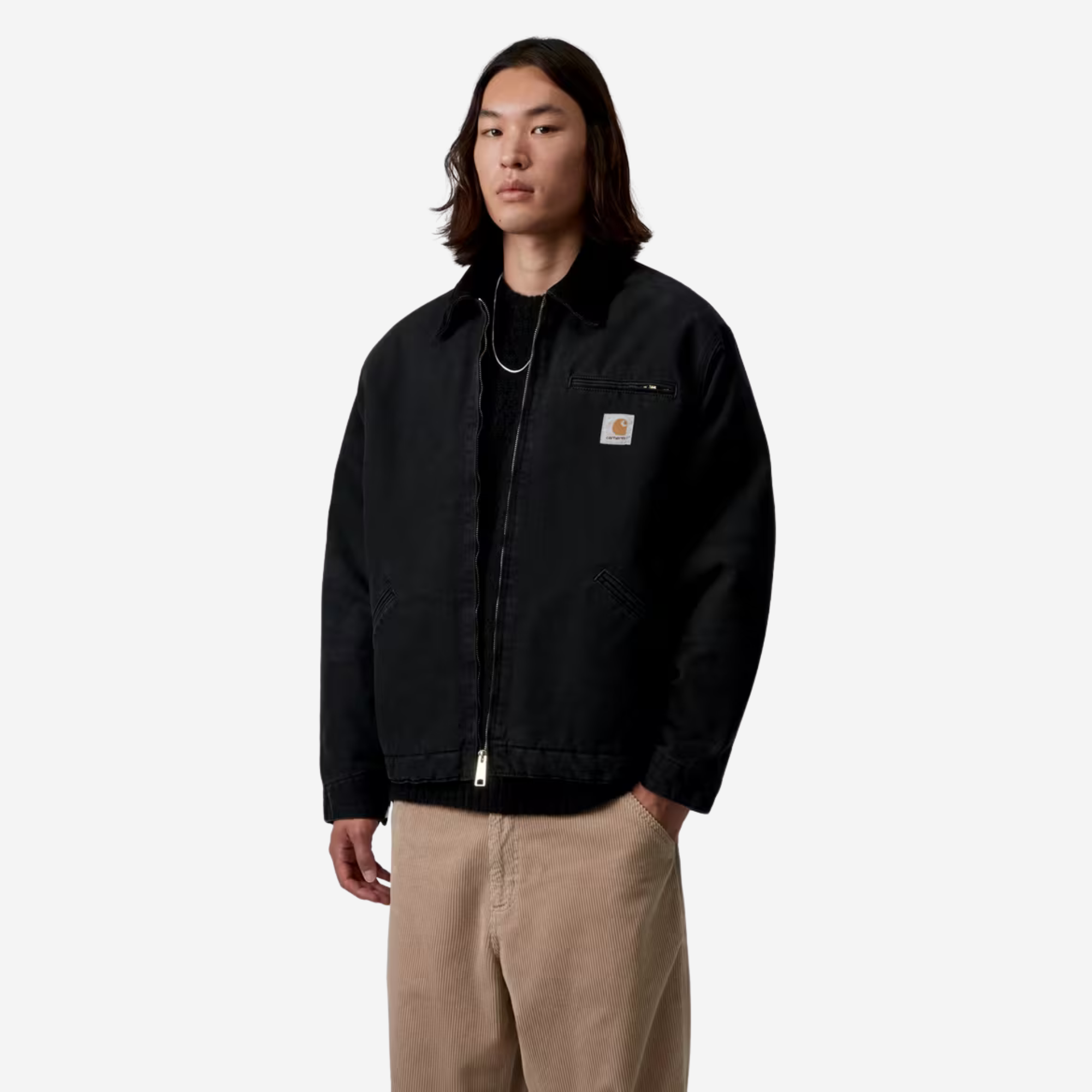 Veste OG Detroit Black Stone Canvas portée ouverte, vue de trois-quarts sur un pantalon en velours beige.