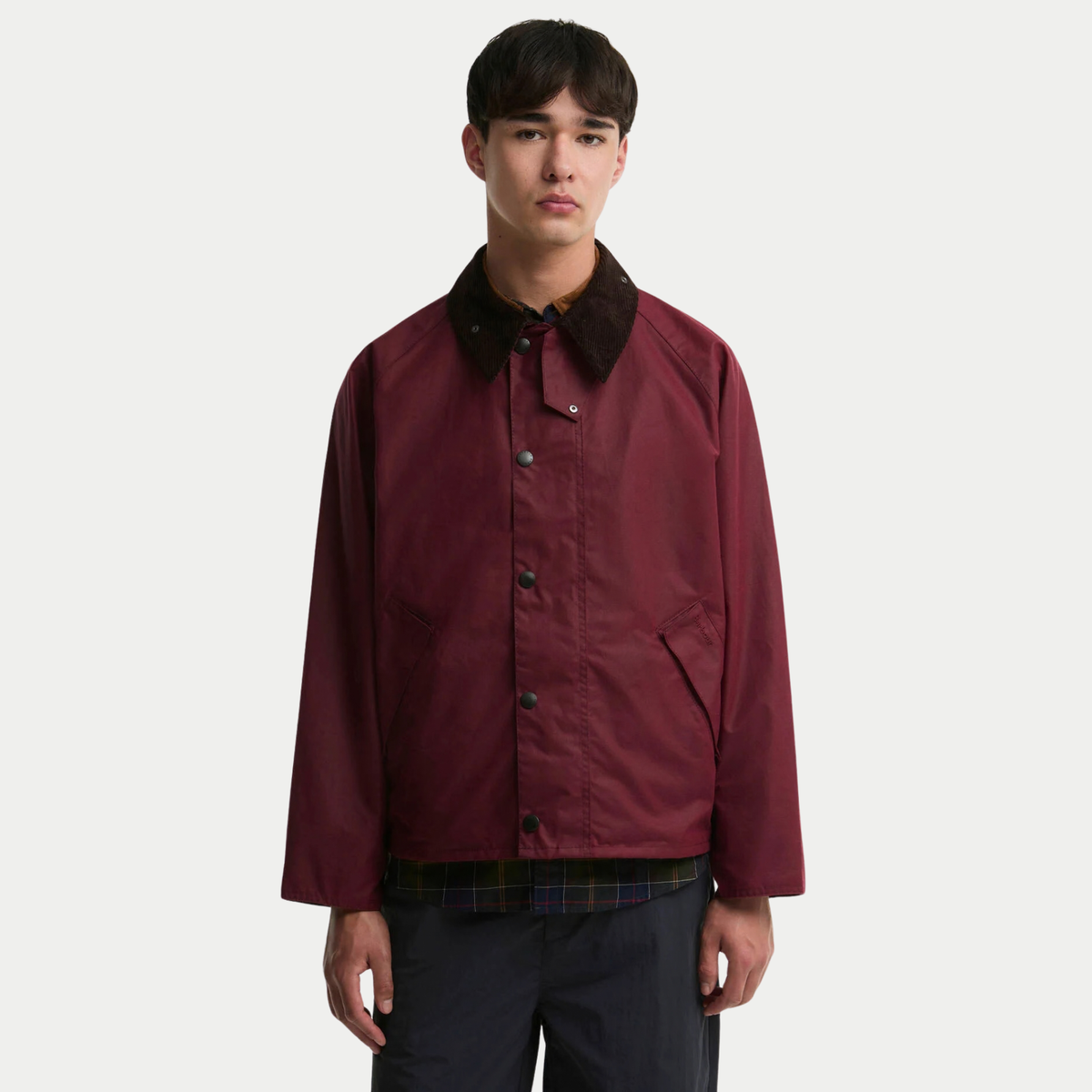 Veste Barbour OS Transport Biking Red portée fermée, vue de face, coupe oversize à manches raglan
