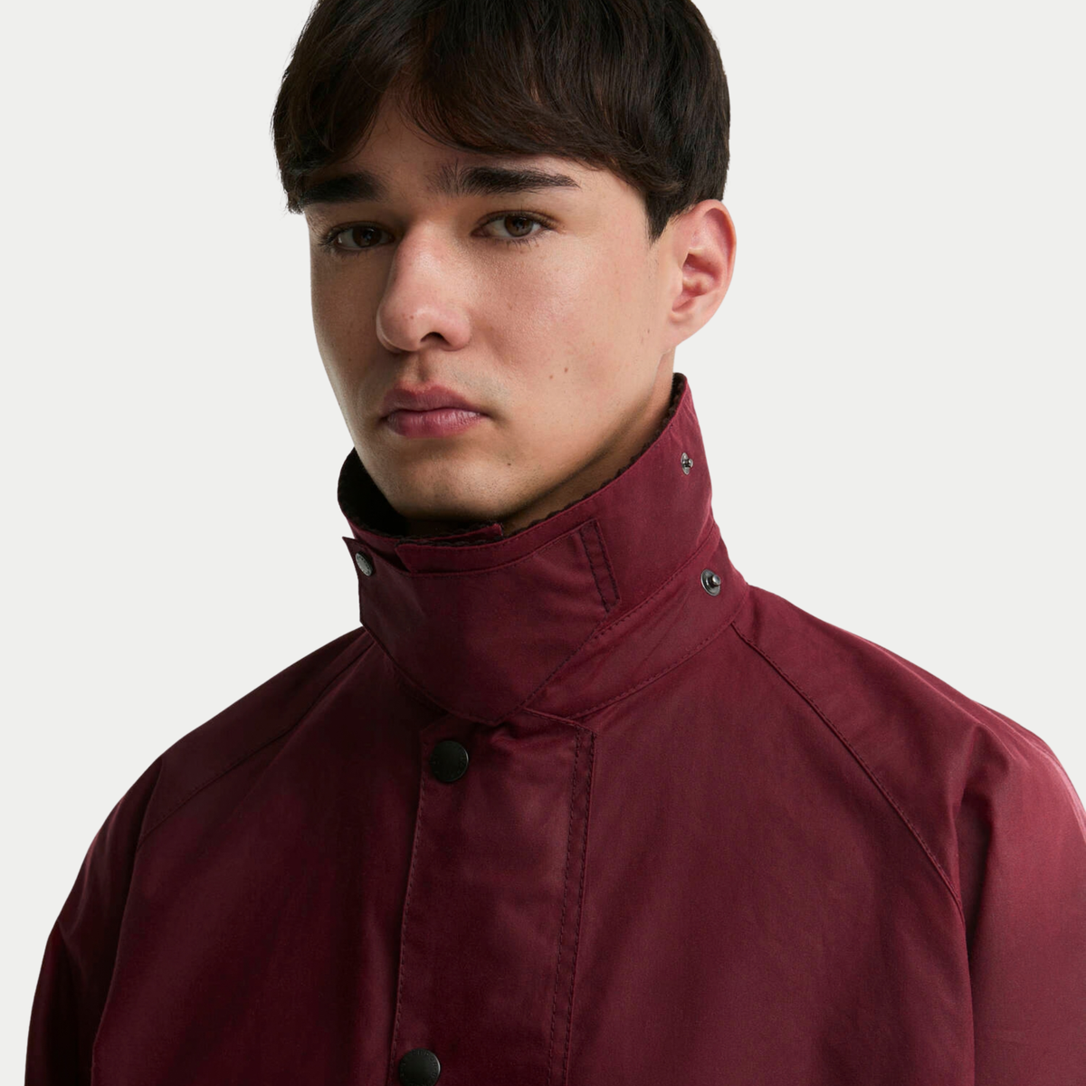 Veste Barbour OS Transport Biking Red portée col relevé, patte de gorge fermée sous le menton