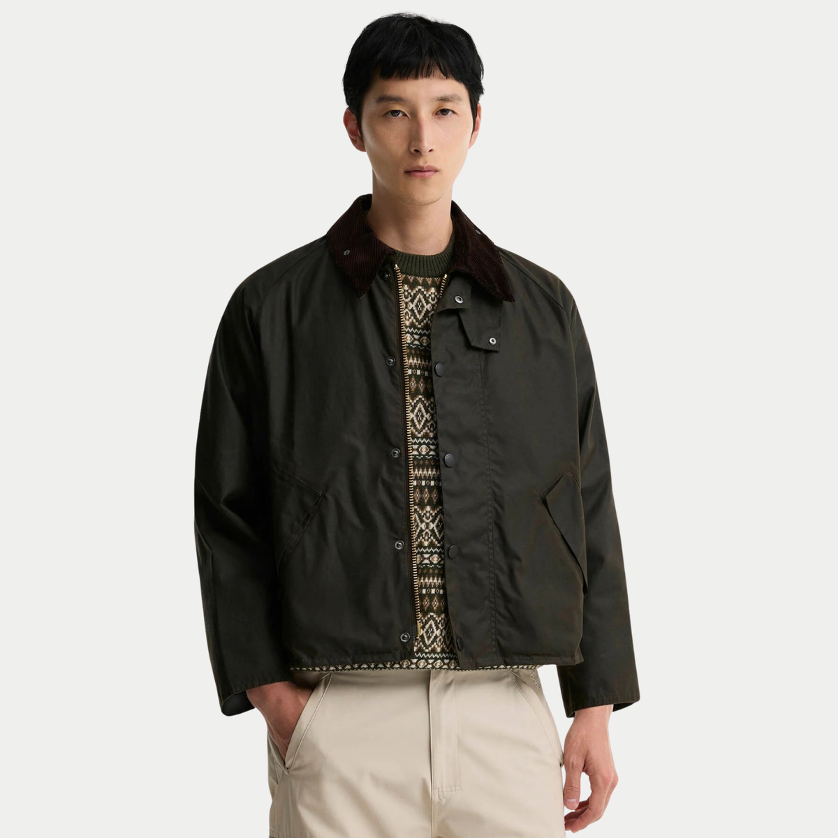 Veste OS Transport Olive Barbour portée de face, ouverte sur un pull jacquard