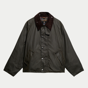 Veste cirée OS Transport Olive Barbour à plat de face, col en velours côtelé marron et patte de gorge