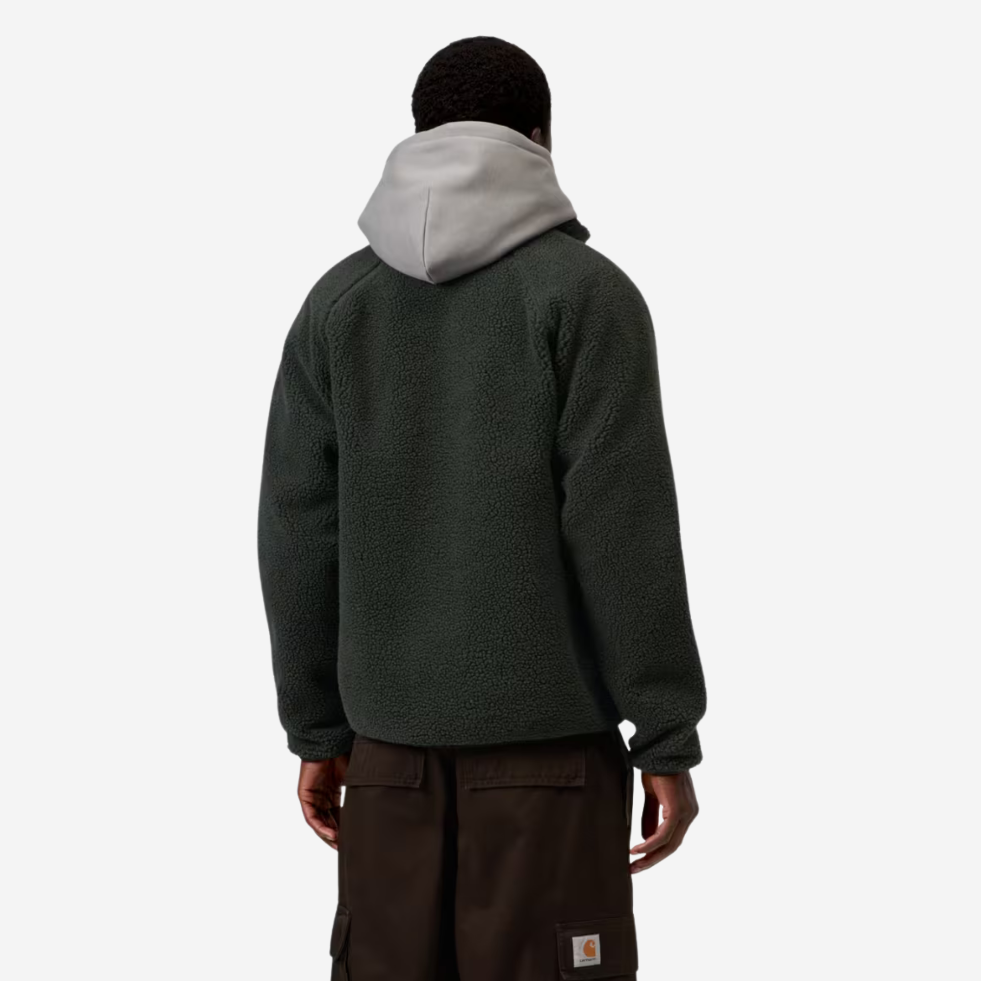 Veste polaire Prentis Raven vue de dos portée, épaules raglan et pile bouclée vert sapin.