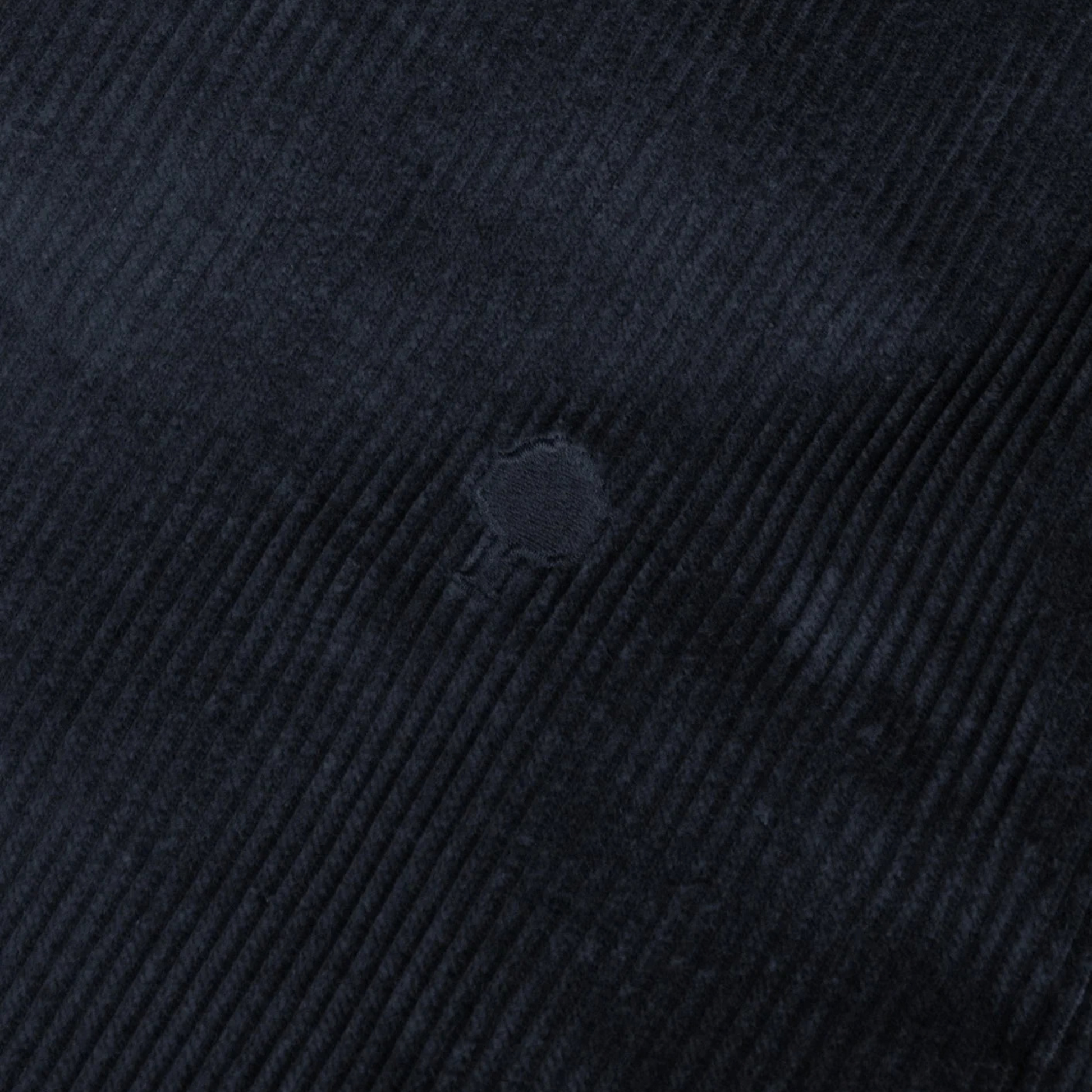 Détail du velours côtelé bleu marine et de la broderie arbre ton sur ton, veste Sologne Faguo