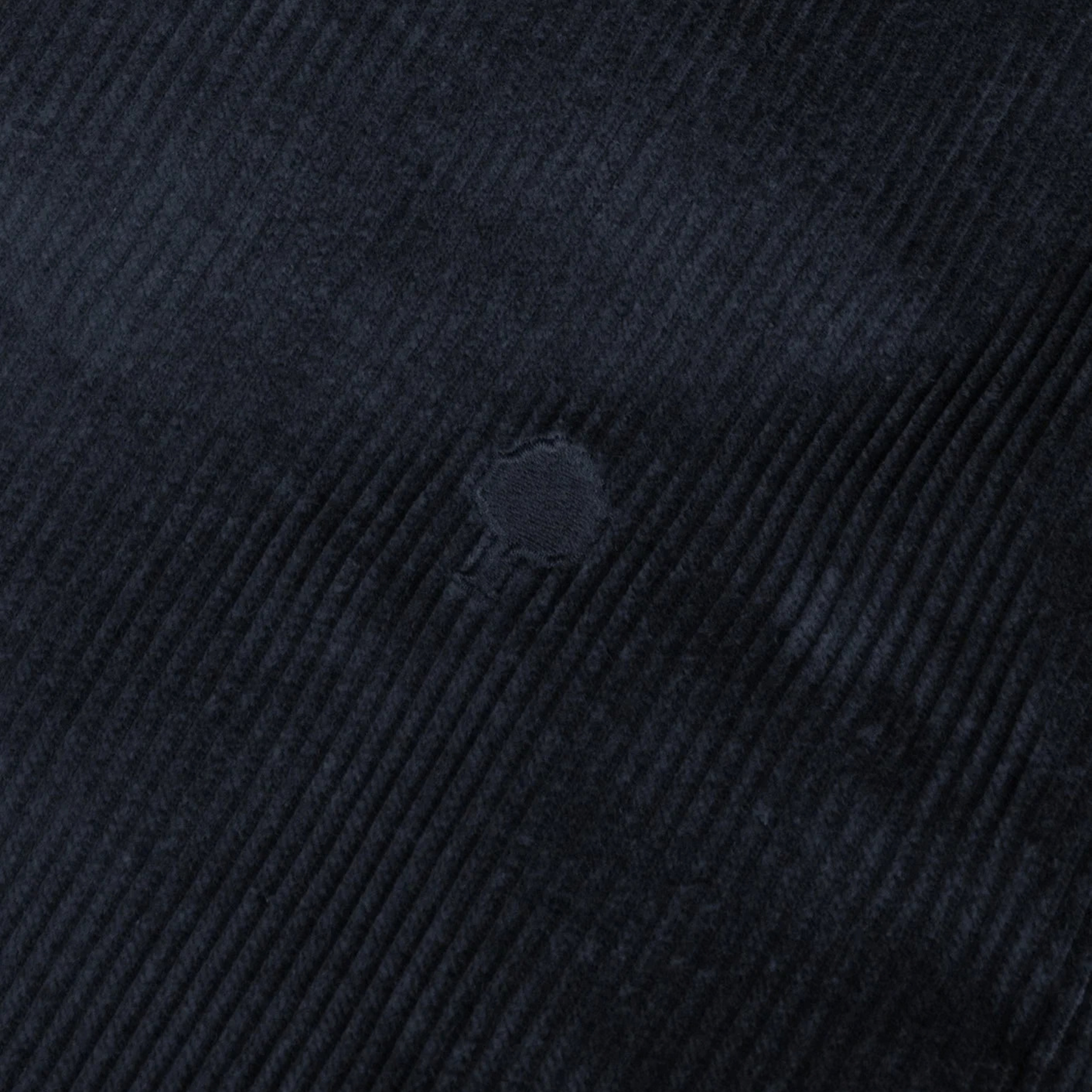 Détail du velours côtelé bleu marine et de la broderie arbre ton sur ton, veste Sologne Faguo