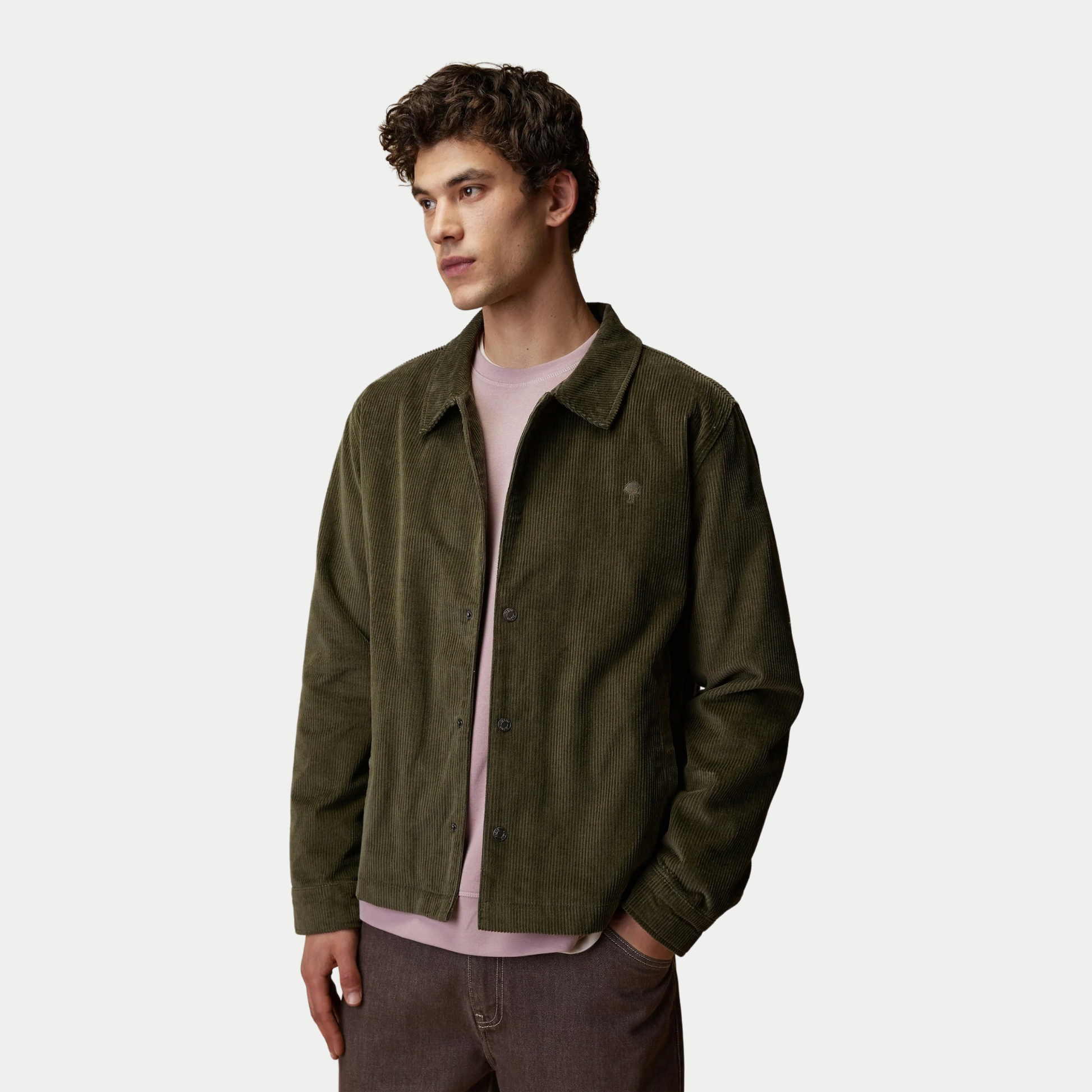 Veste Sologne kaki Faguo portée ouverte sur un t-shirt rose, vue trois quarts, coupe ample
