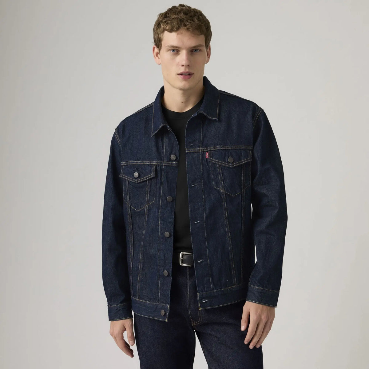 Veste Trucker Relaxed Fit Levi's indigo Wash It Out Rinsed portée ouverte, plan taille, poches poitrine à rabat