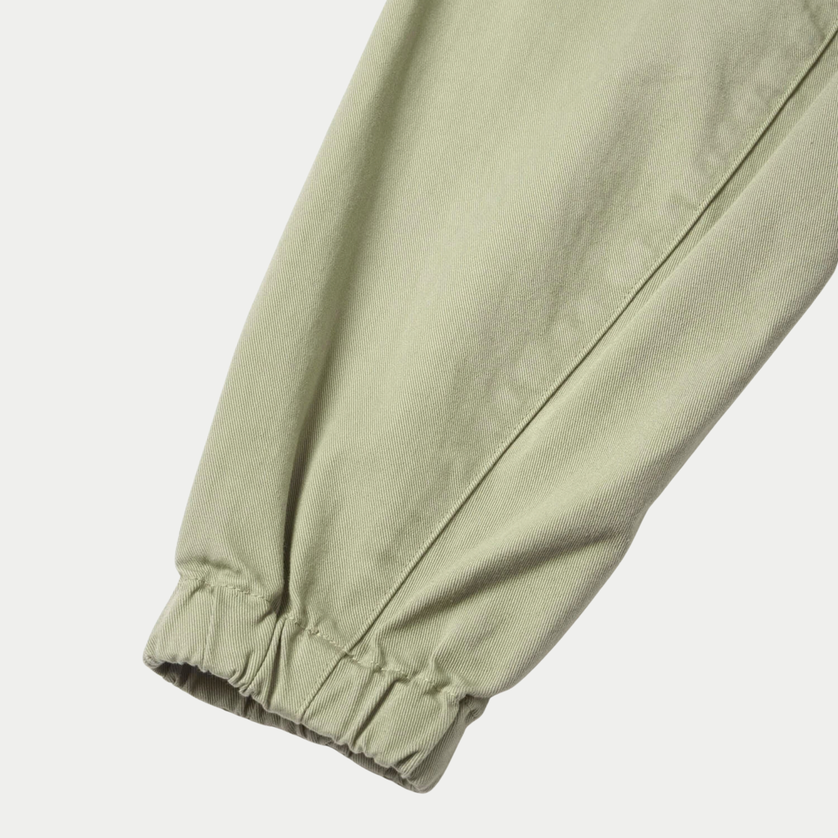 Veste Twill Around Dried Sage Gramicci - détail de la manche, poignet élastiqué et sergé vert sauge