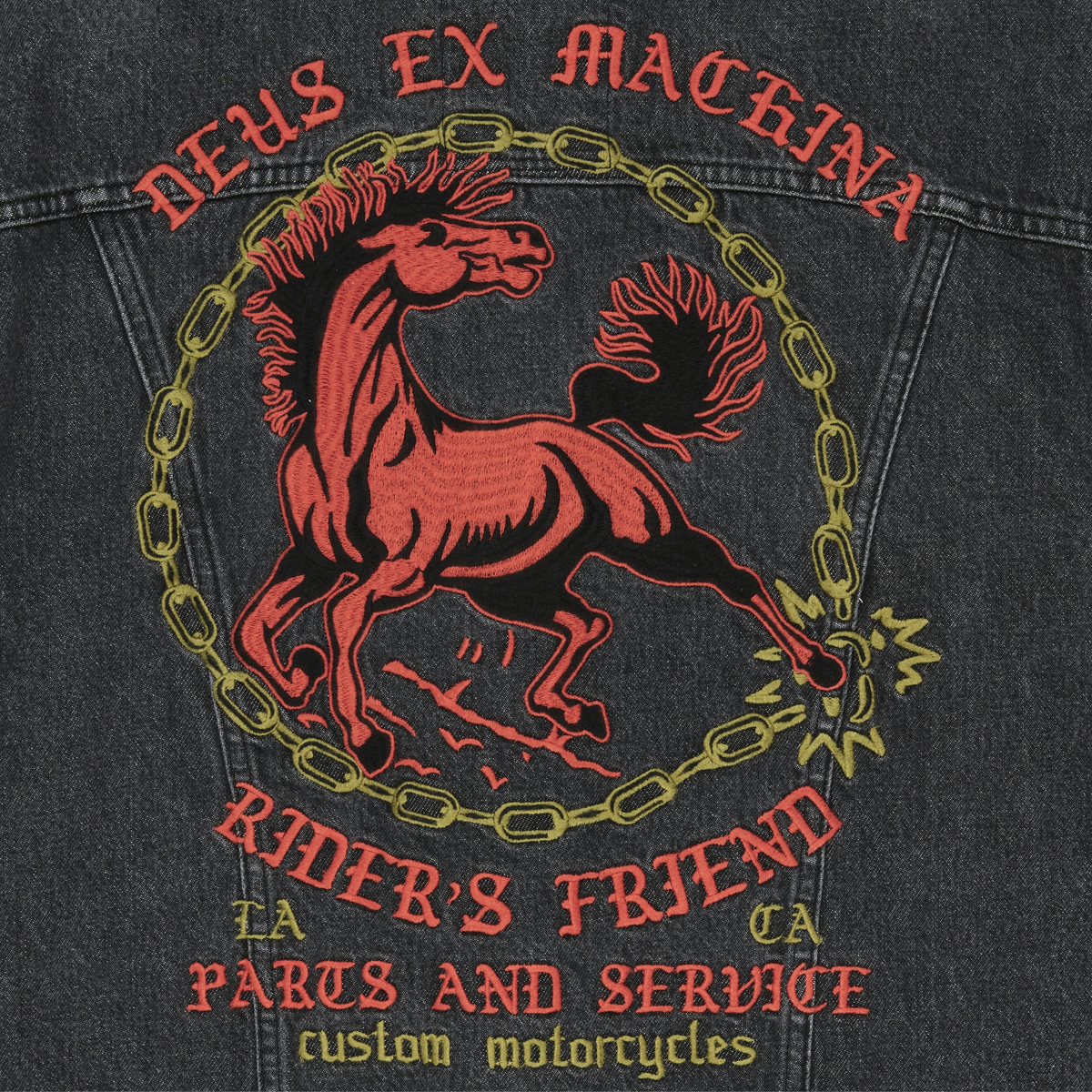 Broderie dos de la veste Unchained Trucker Deus Ex Machina - gros plan cheval rouge, chaîne et lettrage Rider’s Friend