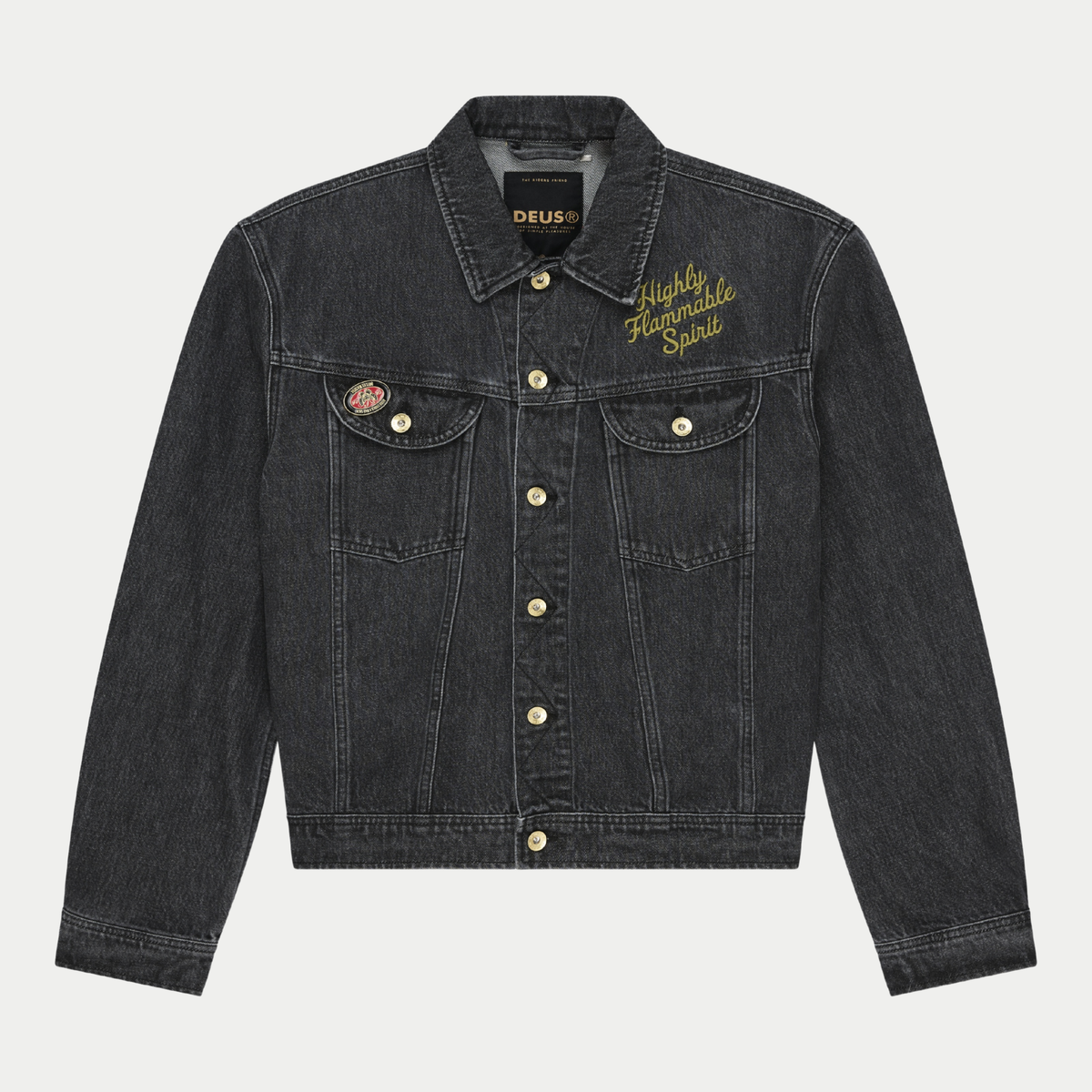 Veste en jean Unchained Trucker Washed Black Deus Ex Machina - face, broderie Highly Flammable Spirit et pin’s poitrine