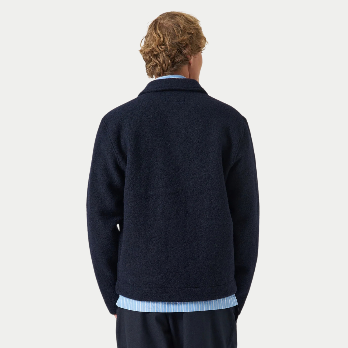 Dos de la veste Uniform bleu marine portée, coupe carrée qui s'arrête à la taille