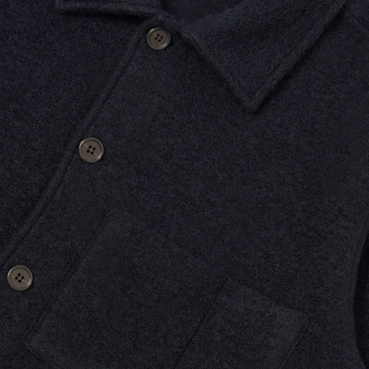 Col chemise, boutons foncés et haut de la poche poitrine de la veste Uniform bleu marine