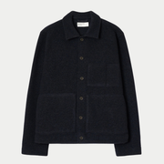 Veste Uniform Wool Fleece Universal Works bleu marine à plat, col chemise, patte boutonnée, poche poitrine fendue et deux poches plaquées