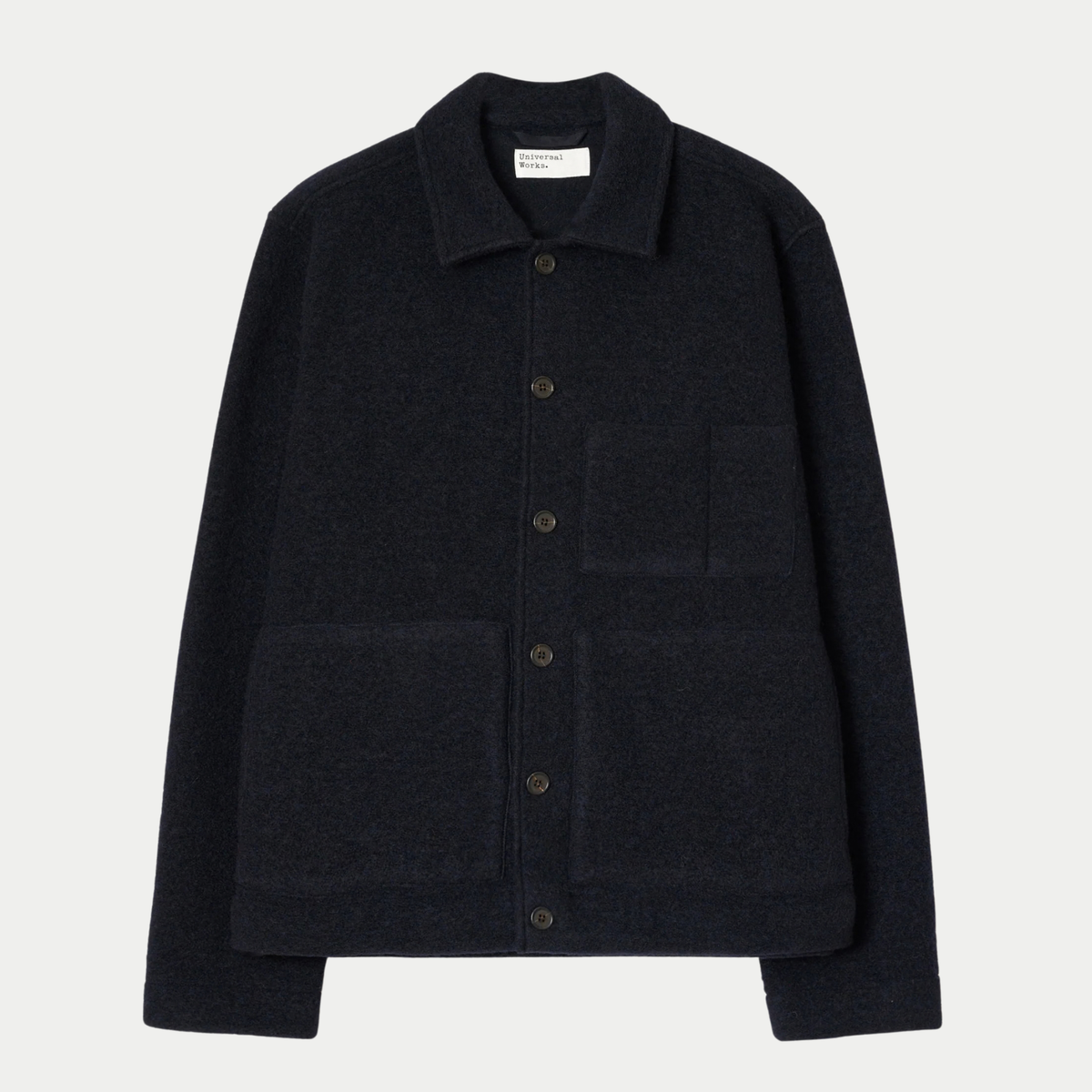 Veste Uniform Wool Fleece Universal Works bleu marine à plat, col chemise, patte boutonnée, poche poitrine fendue et deux poches plaquées