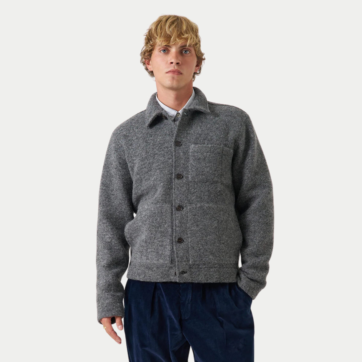 Veste Uniform gris chiné portée boutonnée sur une chemise, vue de face avec pantalon en velours bleu