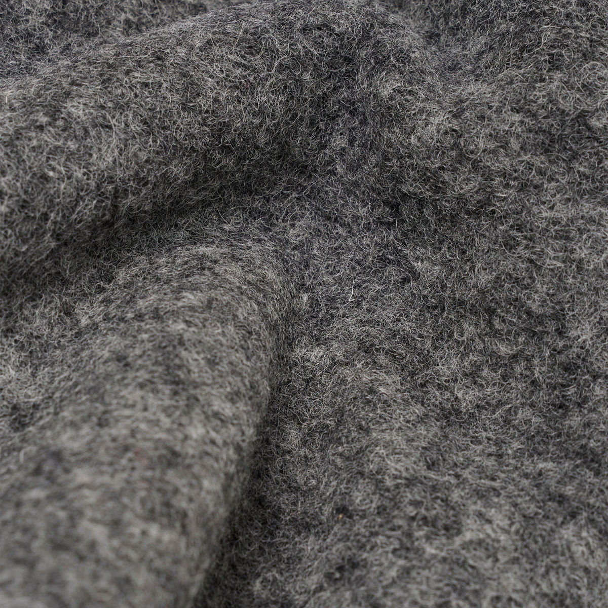 Gros plan du Wool Fleece gris chiné de la veste Uniform, fibres claires et foncées mêlées