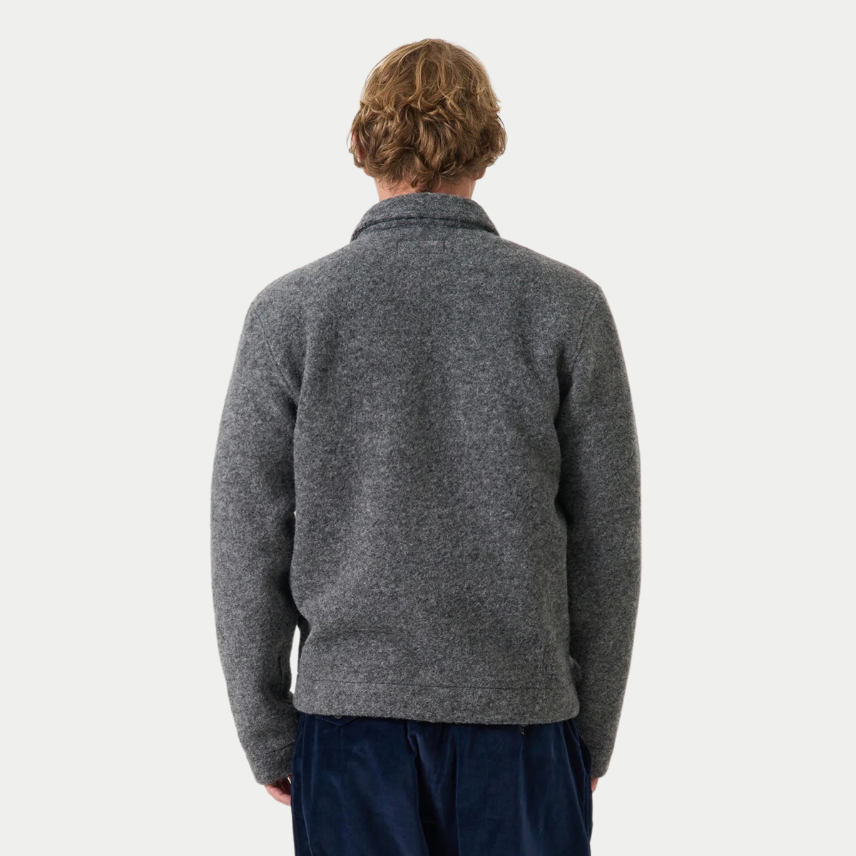 Dos de la veste Uniform gris chiné portée, coupe carrée qui s'arrête à la taille