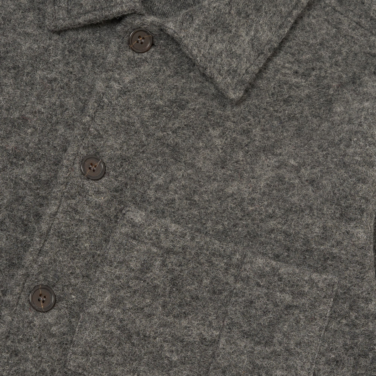 Col chemise, boutons bruns et haut des poches de la veste Uniform gris chiné