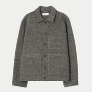 Veste Uniform Wool Fleece Universal Works gris chiné à plat, col chemise, patte boutonnée, poche poitrine fendue et deux poches plaquées