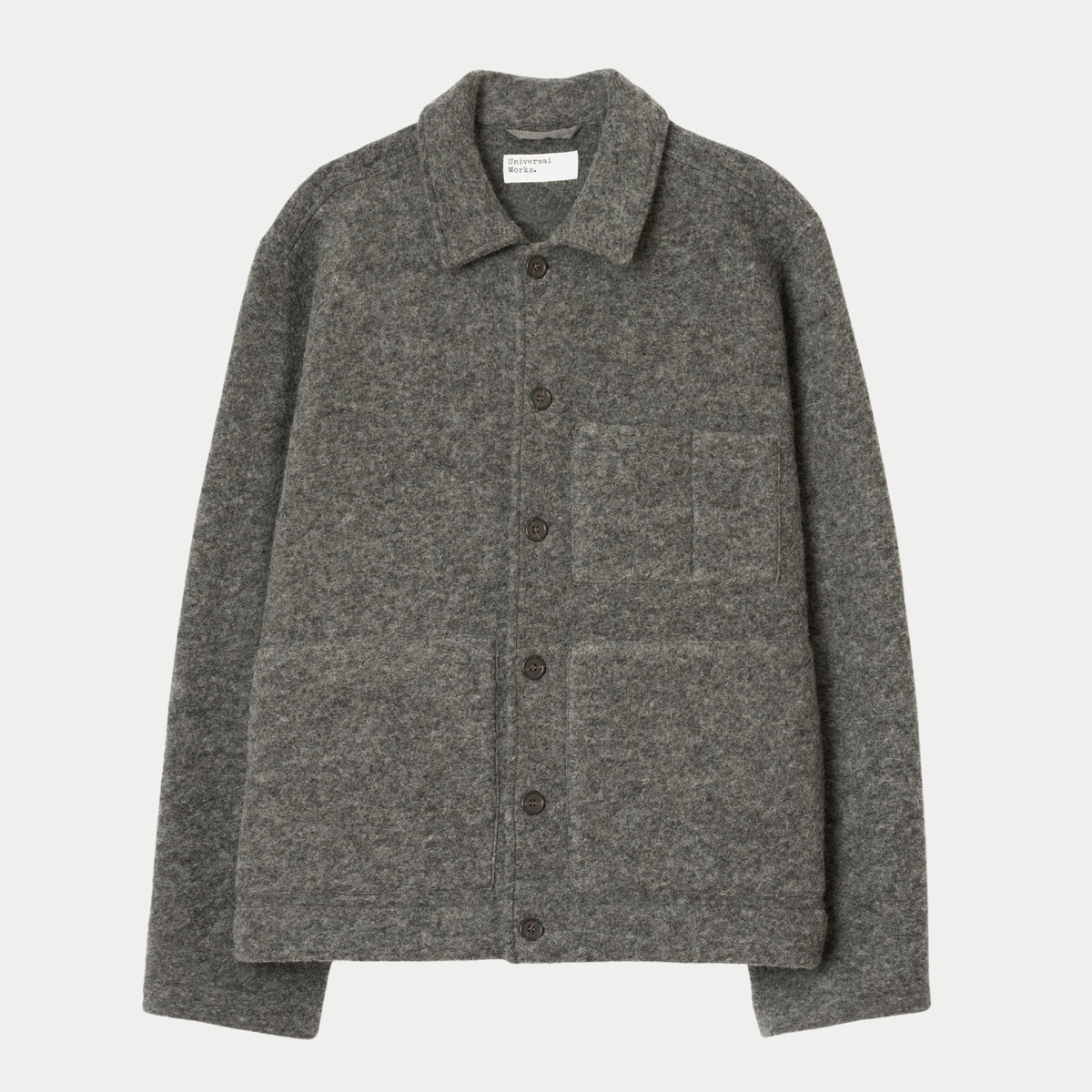 Veste Uniform Wool Fleece Universal Works gris chiné à plat, col chemise, patte boutonnée, poche poitrine fendue et deux poches plaquées