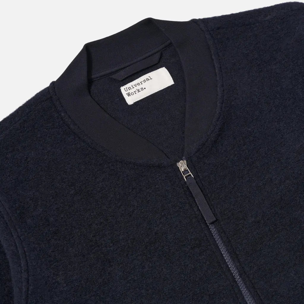 Col côtelé du Zip Bomber bleu marine, étiquette Universal Works et haut du zip