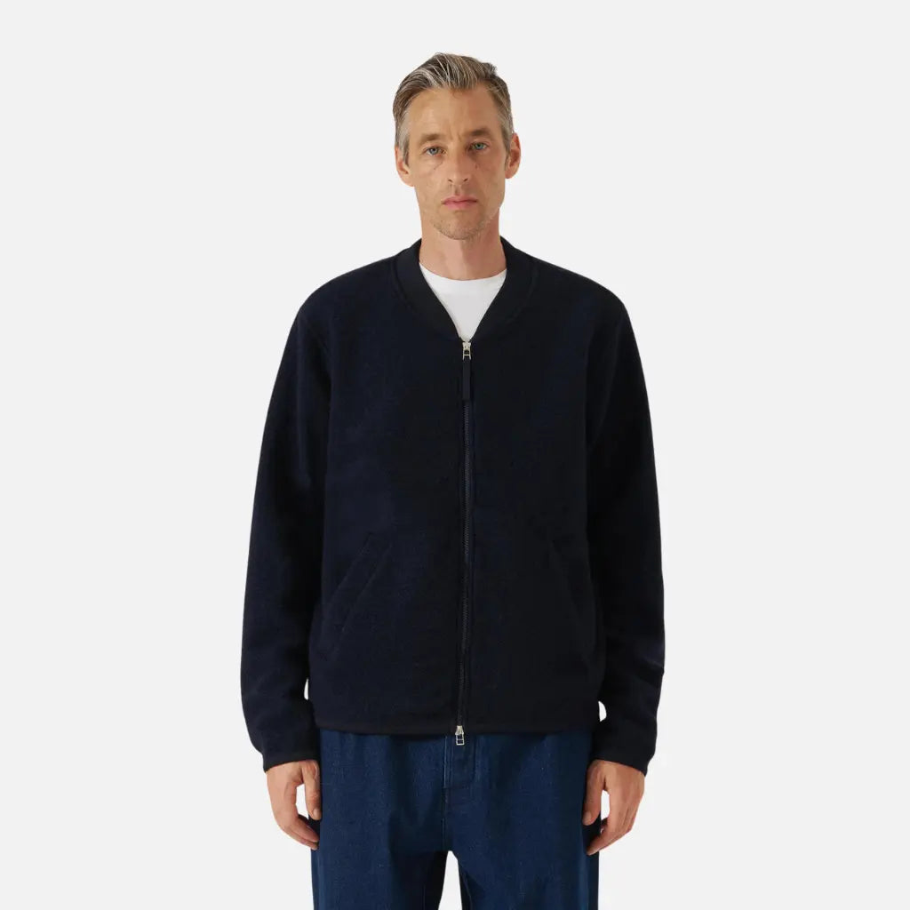 Zip Bomber bleu marine porté fermé sur un t-shirt blanc et un jean brut