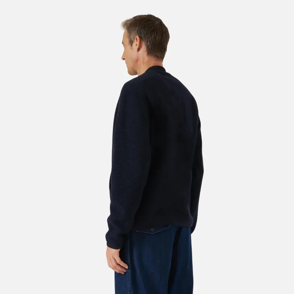 Zip Bomber bleu marine vu de trois quarts dos, tombé court s'arrêtant à la taille