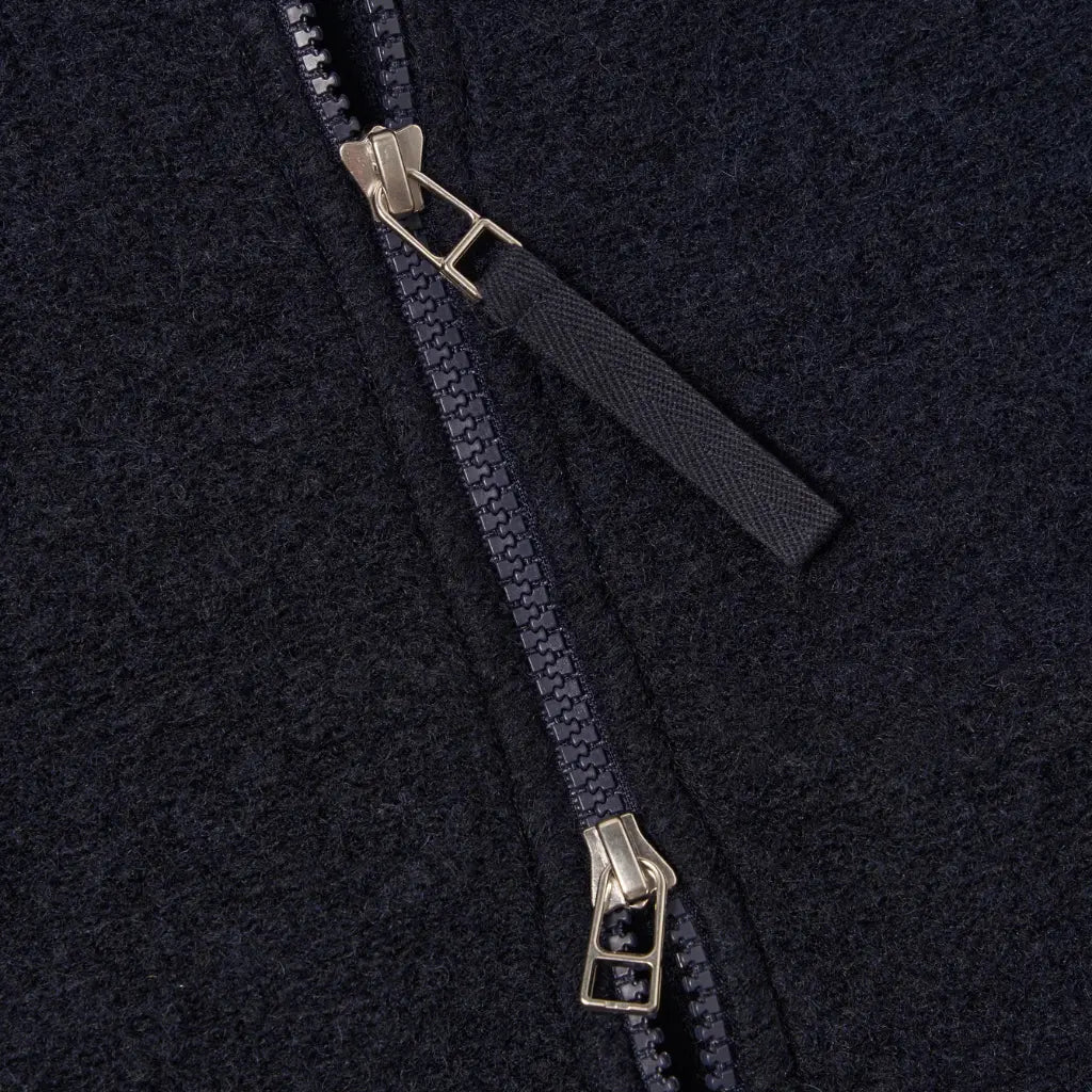 Détail du zip bleu marine à double curseur du Zip Bomber et de sa tirette tressée