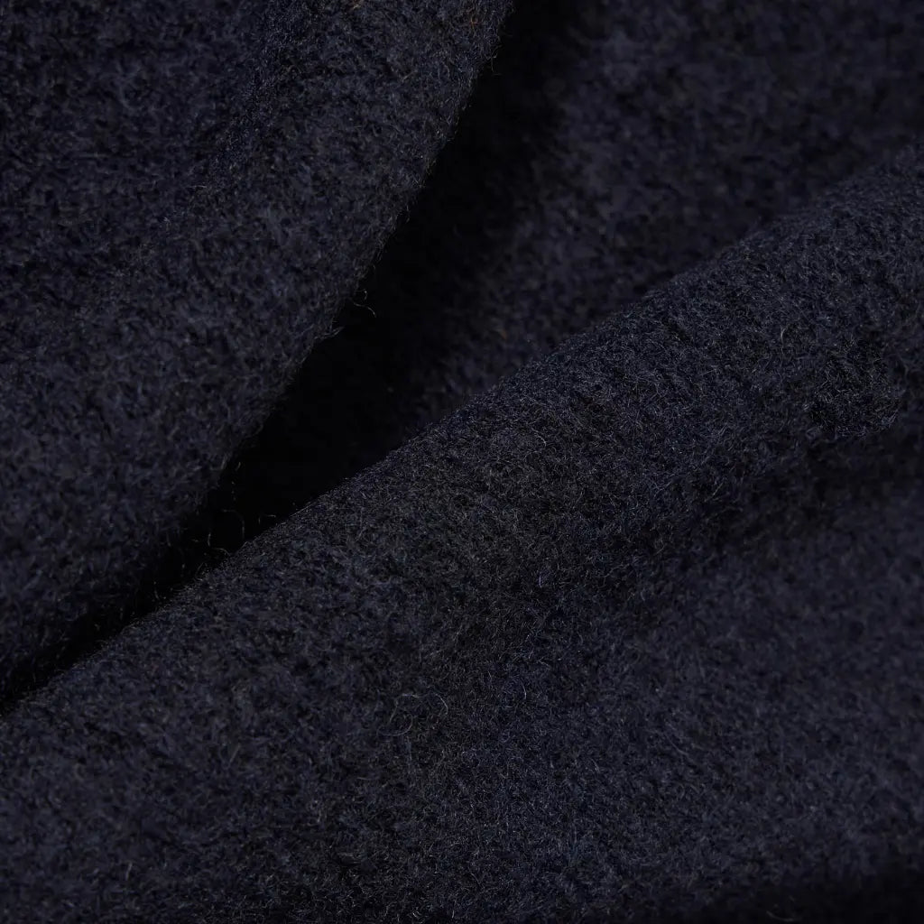 Macro de la laine bouillie bleu marine du Zip Bomber, maille feutrée et duveteuse