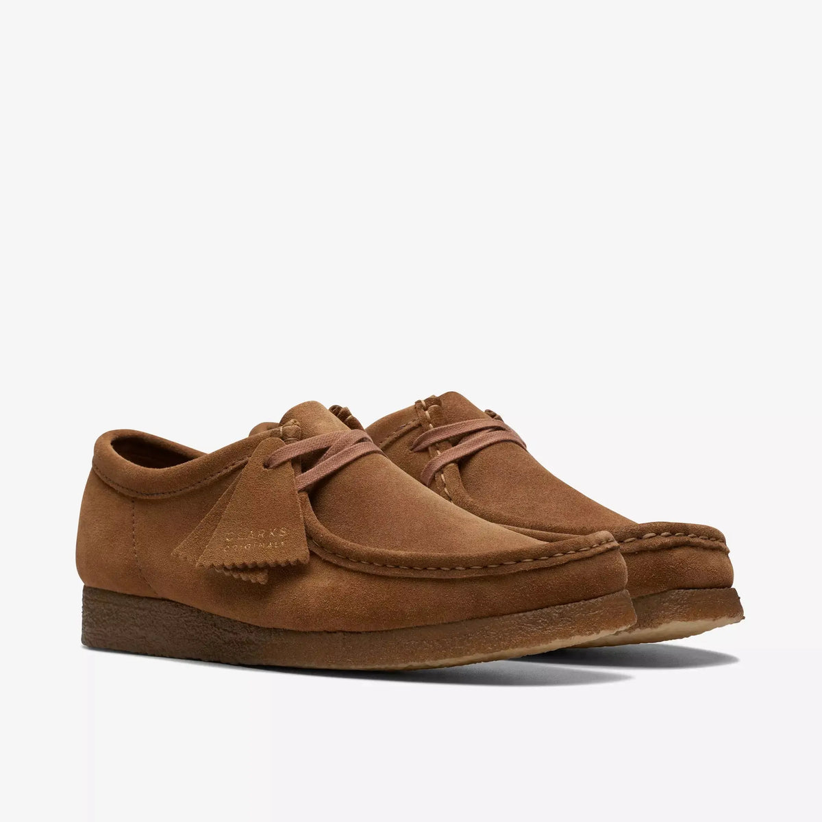 Paire de Wallabee Cola en suède marron, vue trois-quarts avant