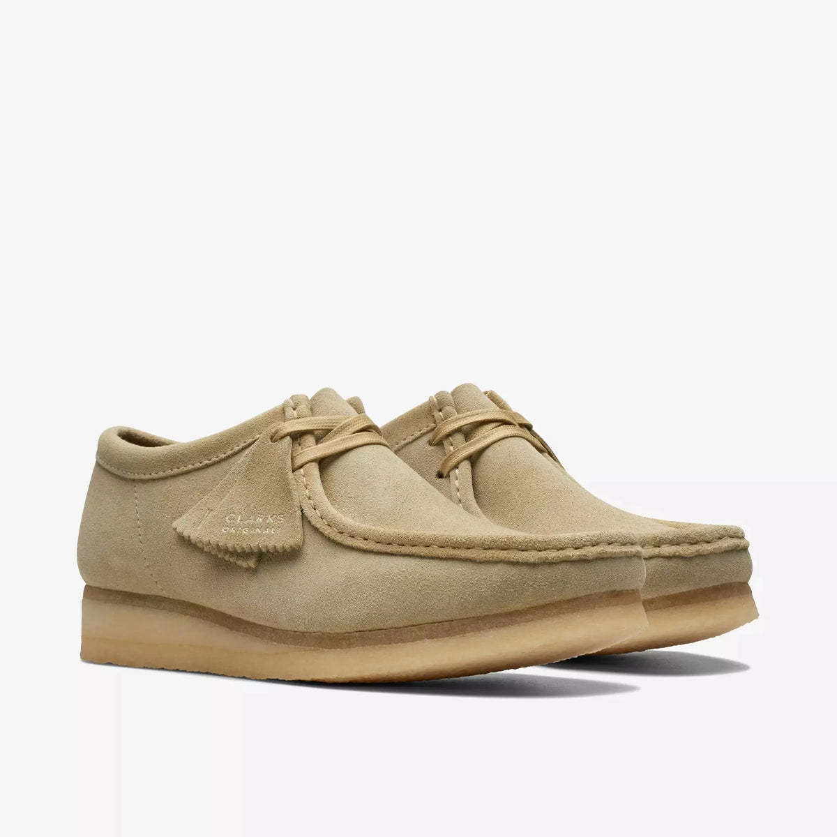 Paire de Wallabee Maple en suède beige, vue trois-quarts avant