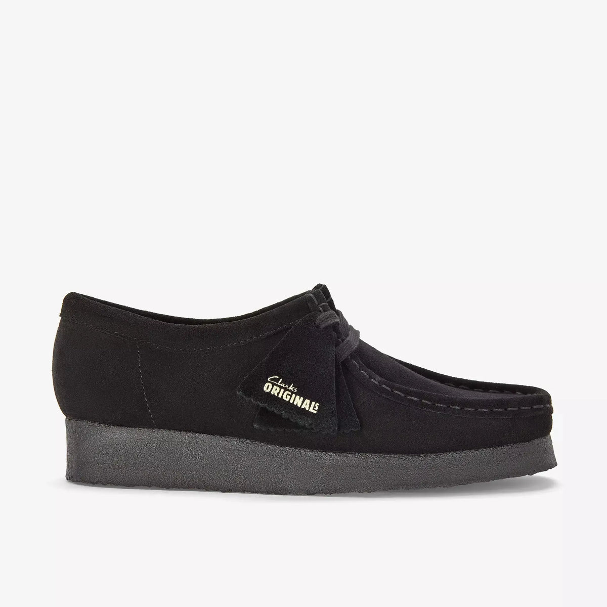 Wallabee noire en suède, profil extérieur avec languette au logo doré