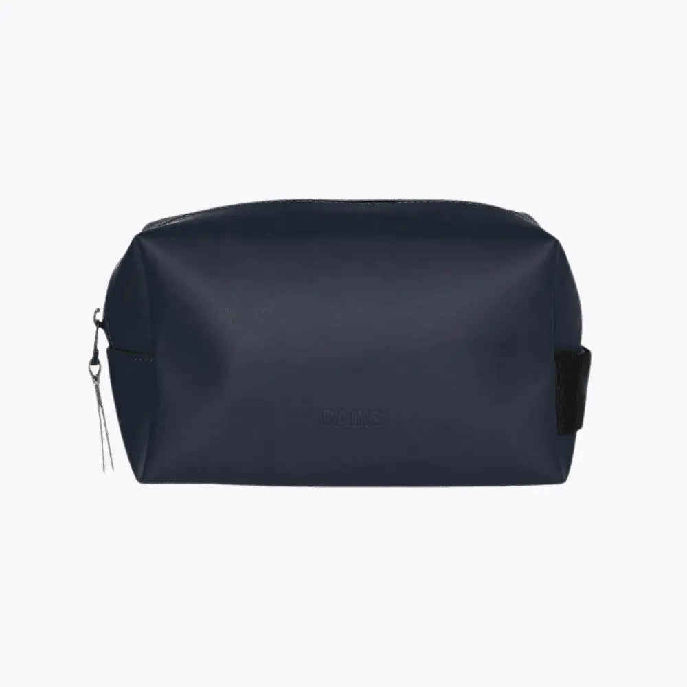 Trousse de toilette Wash Bag Small Rains bleu marine mat, vue de face, logo embossé ton sur ton et patte latérale noire
