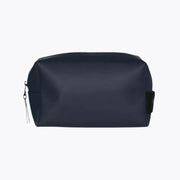 Trousse de toilette Wash Bag Small Rains bleu marine mat, vue de face, logo embossé ton sur ton et patte latérale noire